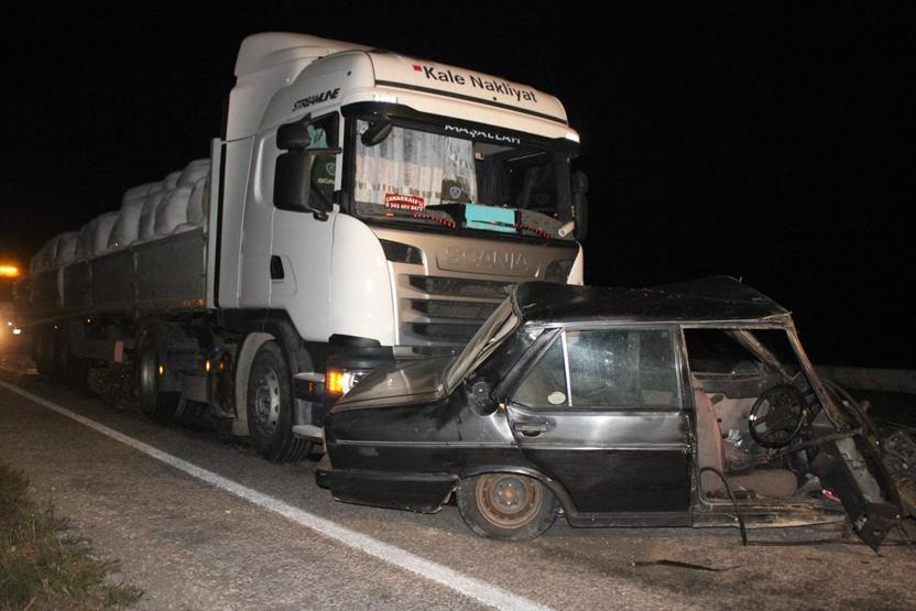 Çanakkalede TIRa çarpıp ikiye bölünen otomobilden sağ çıktı