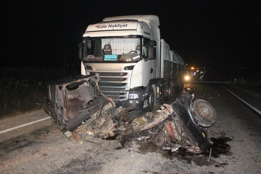 Çanakkalede TIRa çarpıp ikiye bölünen otomobilden sağ çıktı