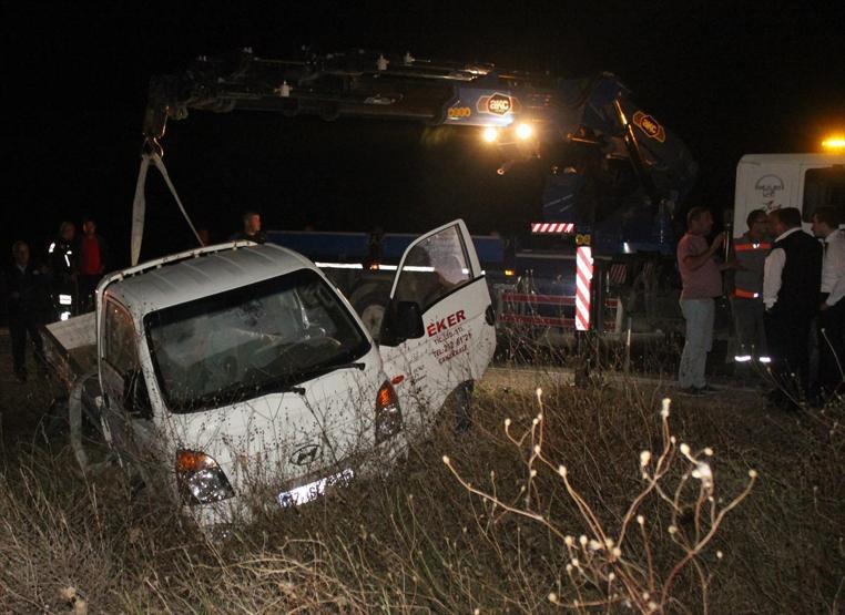 Çanakkalede TIRa çarpıp ikiye bölünen otomobilden sağ çıktı