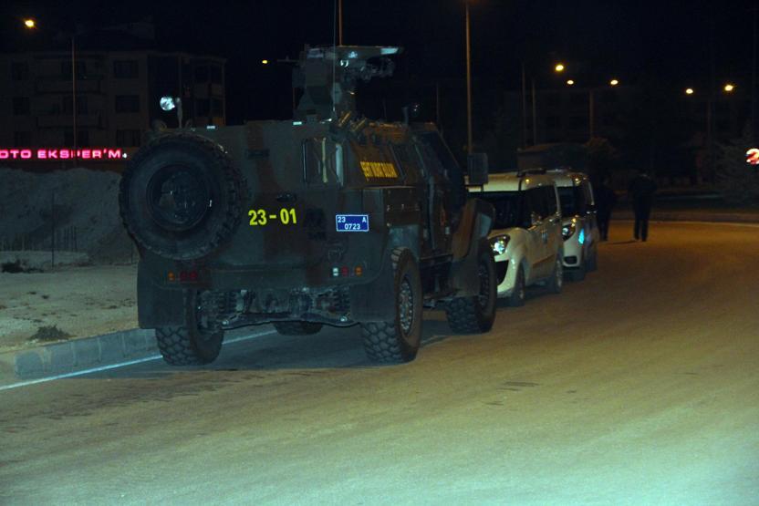 Ailesiyle tartışıp kız kardeşini silahla rehin aldı