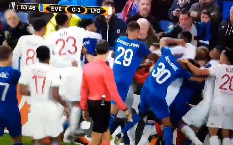 Avrupa Ligi maçında olay çıktı, futbolcular ve taraftar birbirine girdi