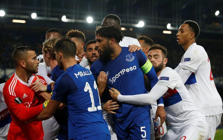 Avrupa Ligi maçında olay çıktı, futbolcular ve taraftar birbirine girdi