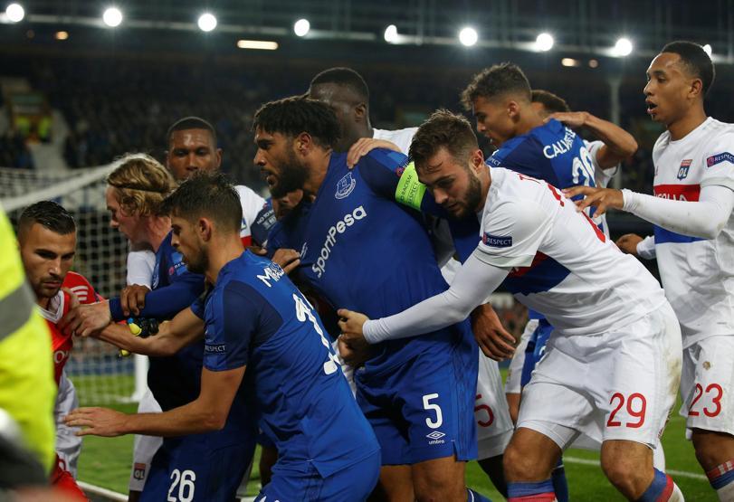Avrupa Ligi maçında olay çıktı, futbolcular ve taraftar birbirine girdi