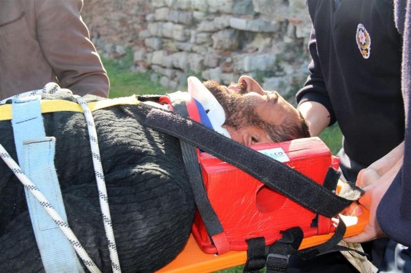 Dengesini kaybetti tarihi surların dehlizine düştü