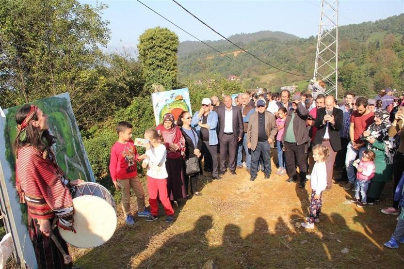 Resim sergisini çöplükte açtı