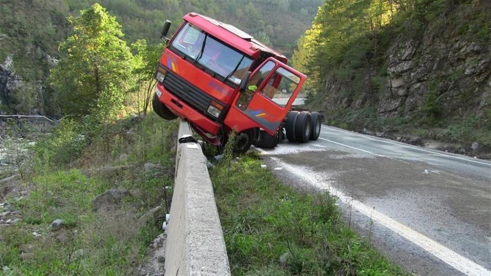 Artvin’de virajı alamayan TIR uçurum kenarında asılı kaldı