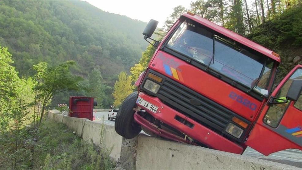 Artvin’de virajı alamayan TIR uçurum kenarında asılı kaldı