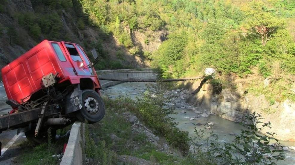 Artvin’de virajı alamayan TIR uçurum kenarında asılı kaldı