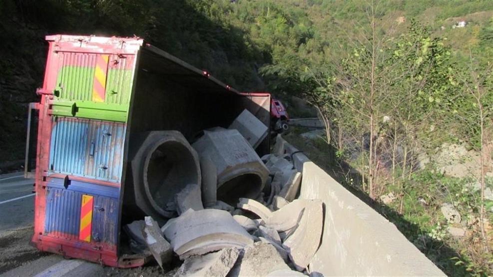 Artvin’de virajı alamayan TIR uçurum kenarında asılı kaldı