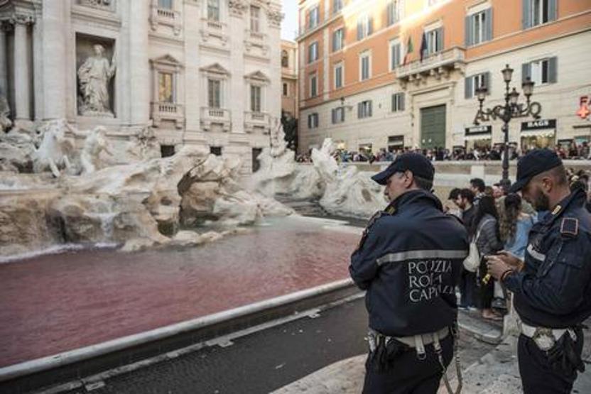 Roma’da ki tarihi “Aşk Çeşmesi” kızıla büründü