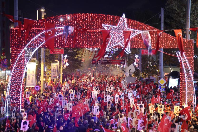 Cumhuriyet Bayramı coşkusu İstanbulda gece de sürdü