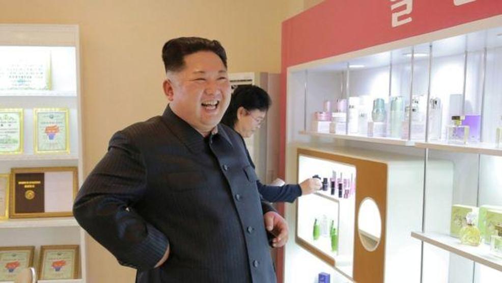Kim Jong un ailesiyle kozmetik fabrikasını teftiş etti