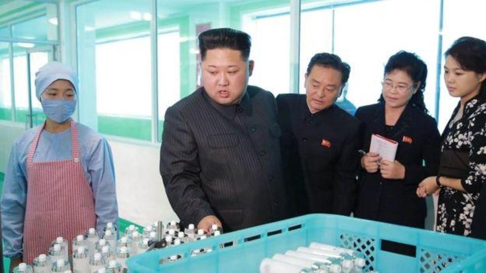 Kim Jong un ailesiyle kozmetik fabrikasını teftiş etti