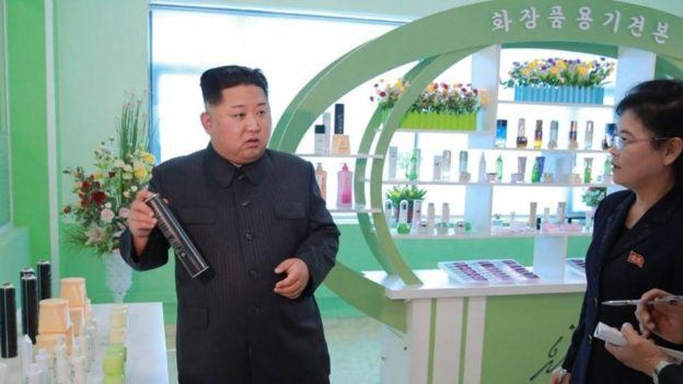 Kim Jong un ailesiyle kozmetik fabrikasını teftiş etti