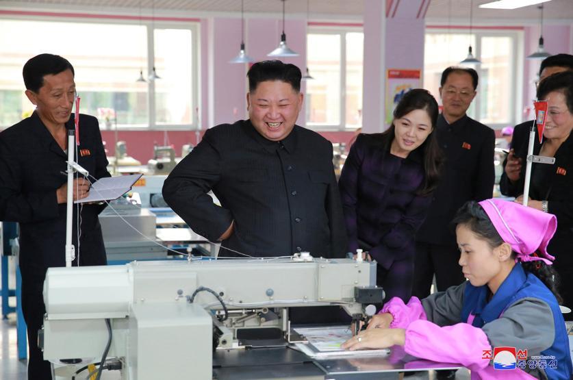 Kim Jong un ailesiyle kozmetik fabrikasını teftiş etti