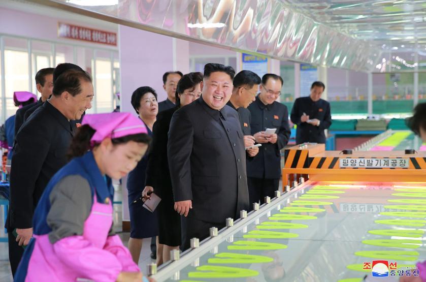 Kim Jong un ailesiyle kozmetik fabrikasını teftiş etti
