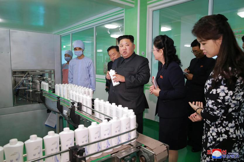 Kim Jong un ailesiyle kozmetik fabrikasını teftiş etti