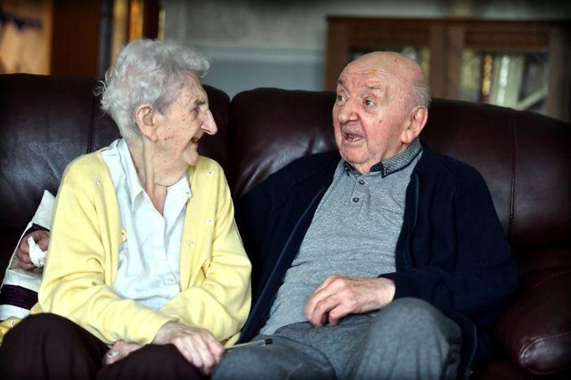 98 yaşındaki anne 80 yaşındaki oğluna bakmak için huzurevine yerleşti