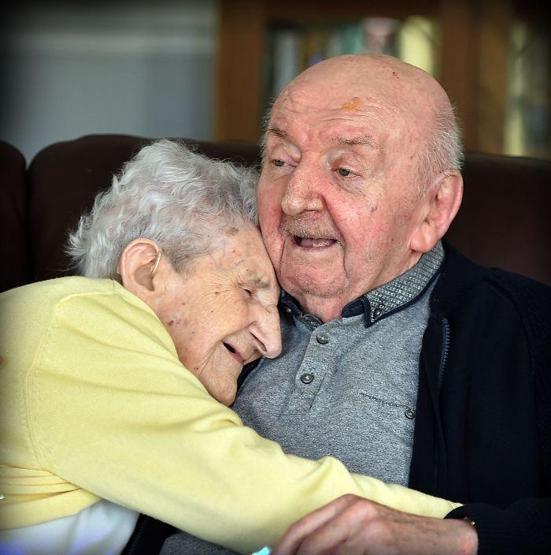 98 yaşındaki anne 80 yaşındaki oğluna bakmak için huzurevine yerleşti