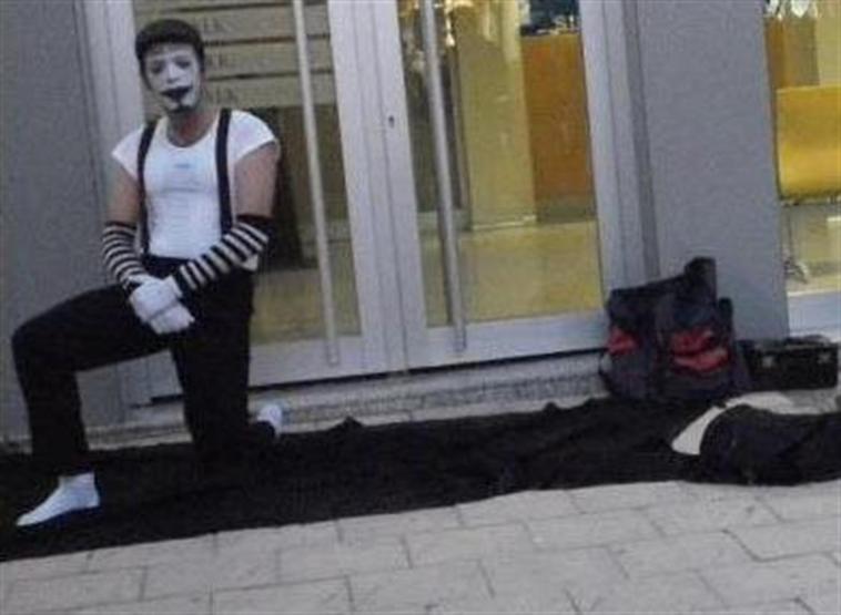 Pandomim sanatçısına gürültü cezası kestiler