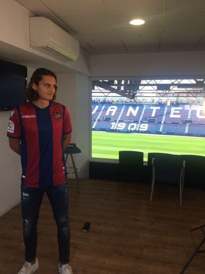 Enes Ünal Levante formasıyla poz verdi