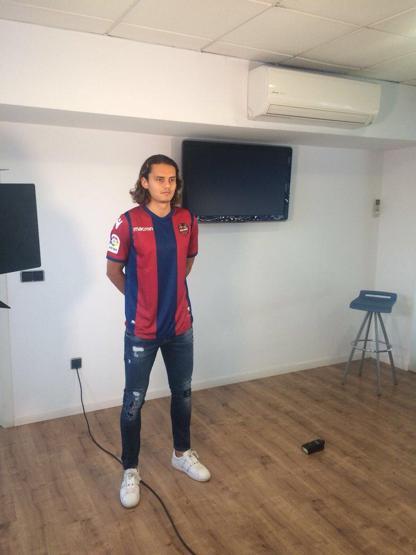 Enes Ünal Levante formasıyla poz verdi