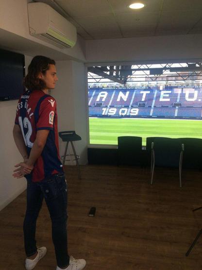 Enes Ünal Levante formasıyla poz verdi