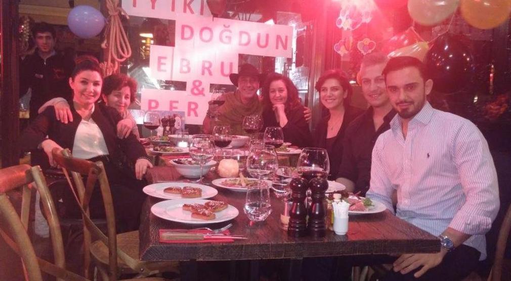 Kimse ne iş yaptığını bilmiyordu ama her akşam ekrandaydı. İşte 90ların fenomeni Levent Oran