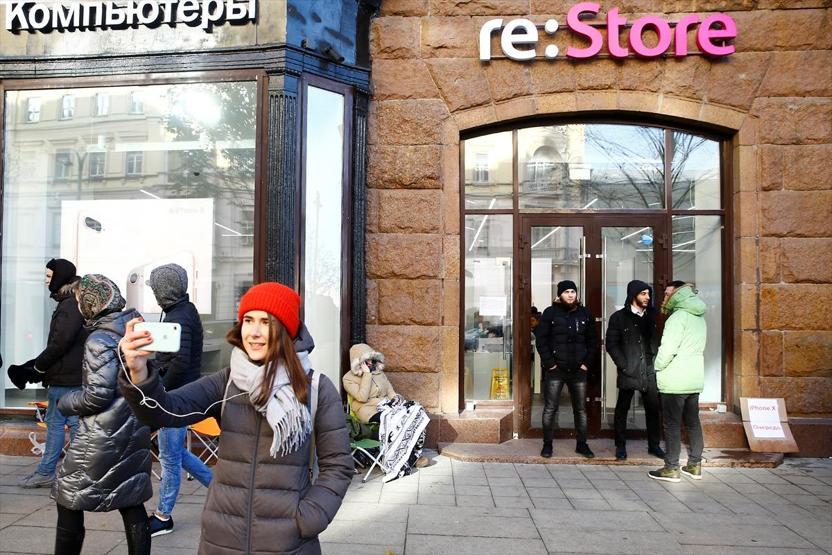 Battaniyelerini alıp iPhone X için 24 saat önceden sıraya girdiler