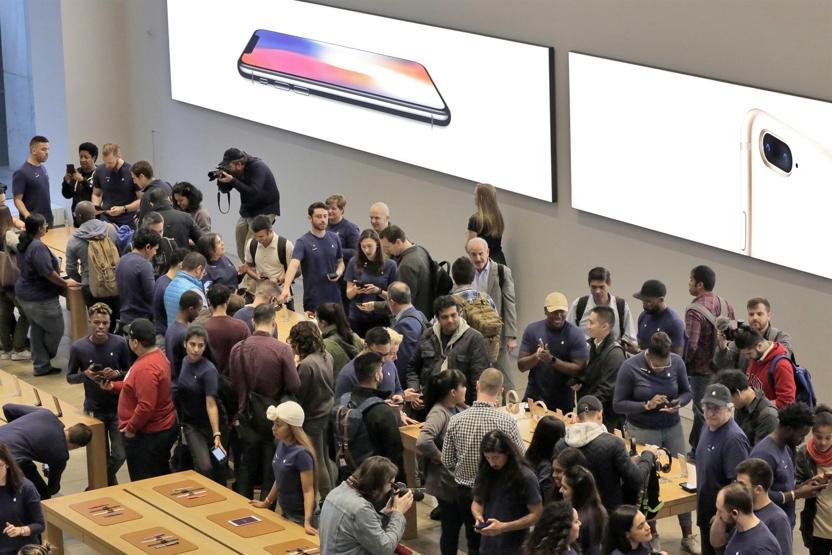 Fırsatçılar kolları sıvadı Türkiyede iPhone Xin satışı başladı