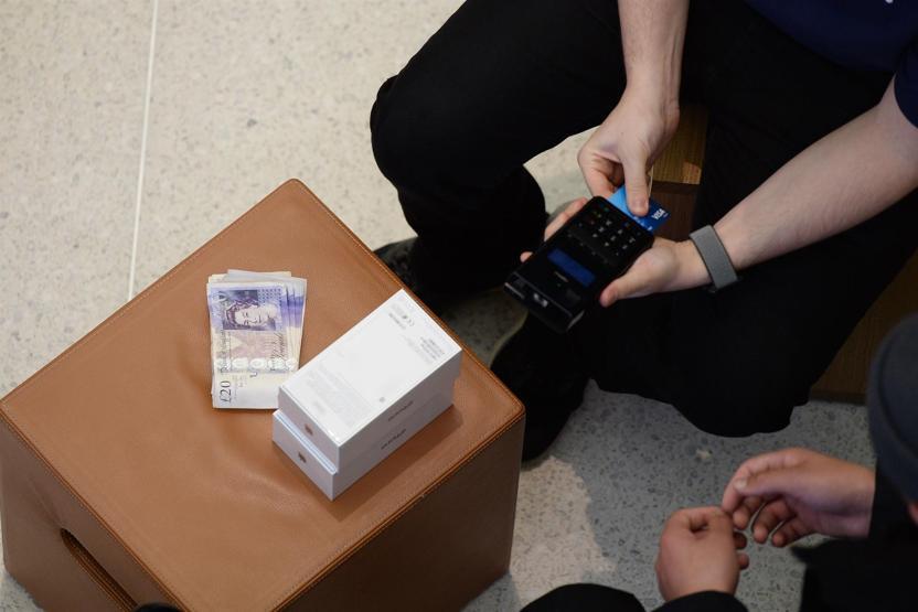 Fırsatçılar kolları sıvadı Türkiyede iPhone Xin satışı başladı