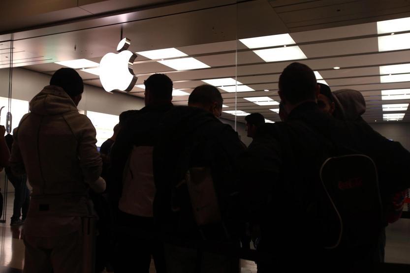 Fırsatçılar kolları sıvadı Türkiyede iPhone Xin satışı başladı