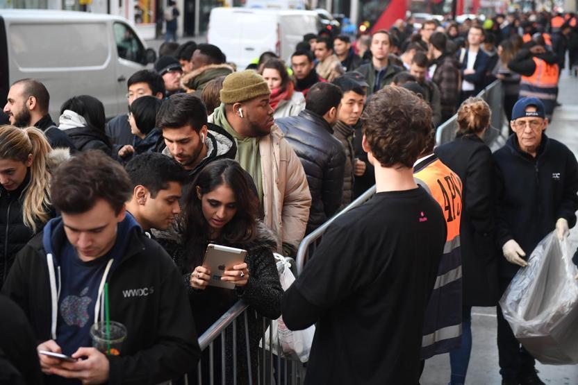 Fırsatçılar kolları sıvadı Türkiyede iPhone Xin satışı başladı
