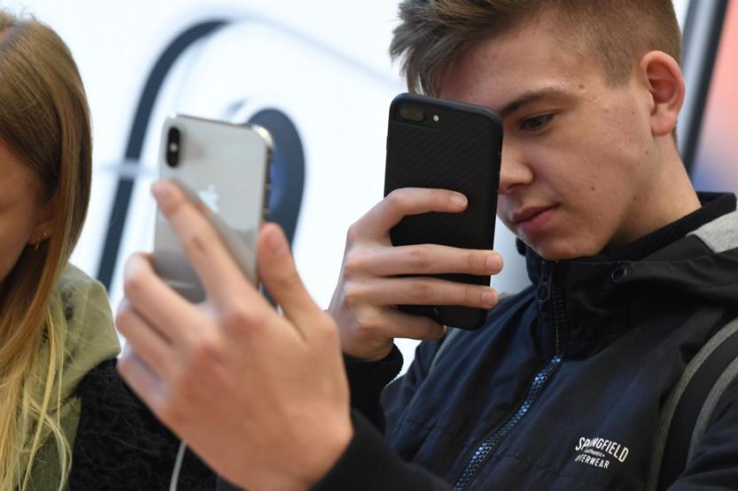 Fırsatçılar kolları sıvadı Türkiyede iPhone Xin satışı başladı