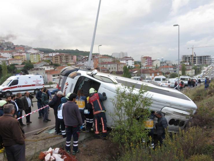 Son dakika... Maltepede servis minibüsü devrildi