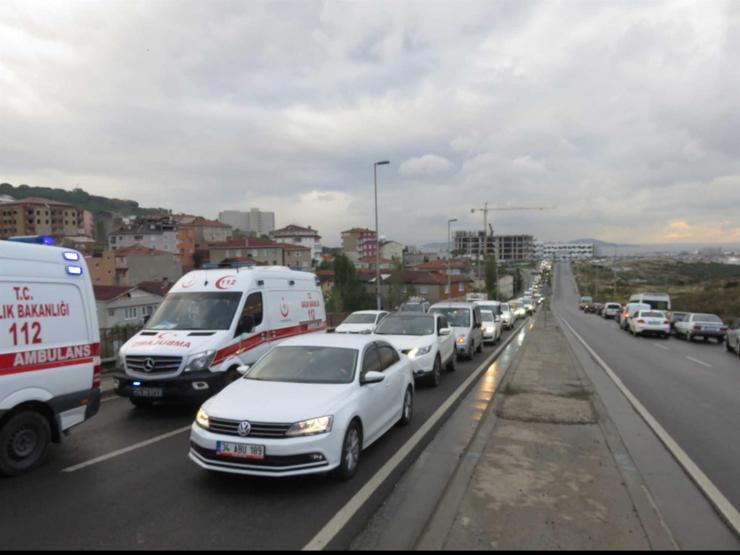 Son dakika... Maltepede servis minibüsü devrildi