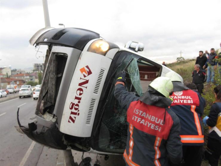 Son dakika... Maltepede servis minibüsü devrildi
