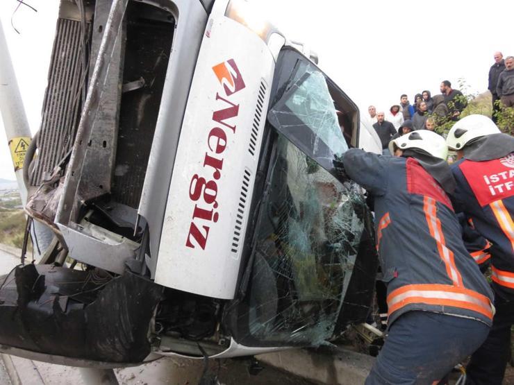 Son dakika... Maltepede servis minibüsü devrildi