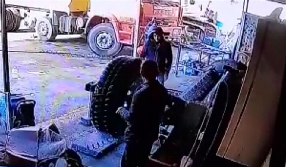 Lastik bomba gibi patladı, tamirci ağır yaralandı