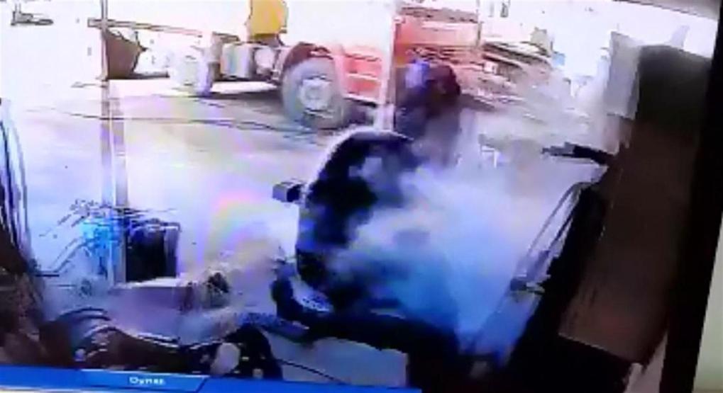 Lastik bomba gibi patladı, tamirci ağır yaralandı