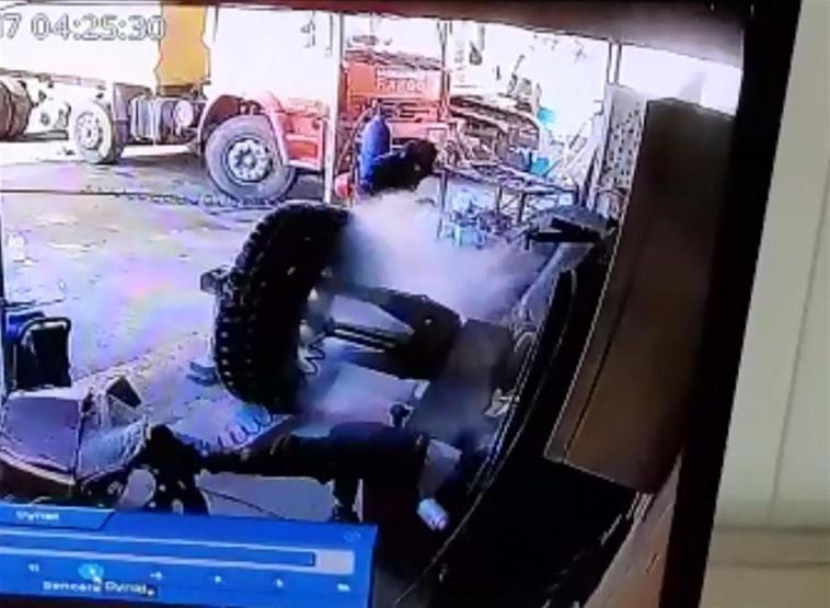 Lastik bomba gibi patladı, tamirci ağır yaralandı
