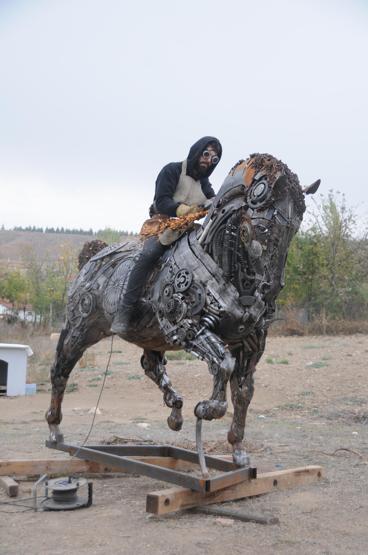 Hurdalardan heykel yapıyor