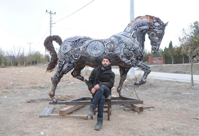 Hurdalardan heykel yapıyor
