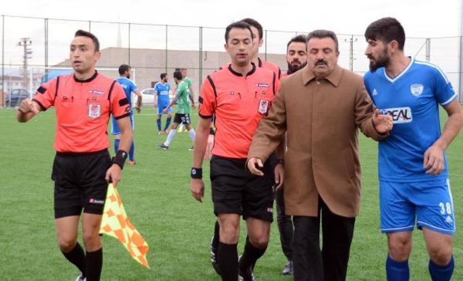 Kırmızı kartı gösteren hakeme kafa attı