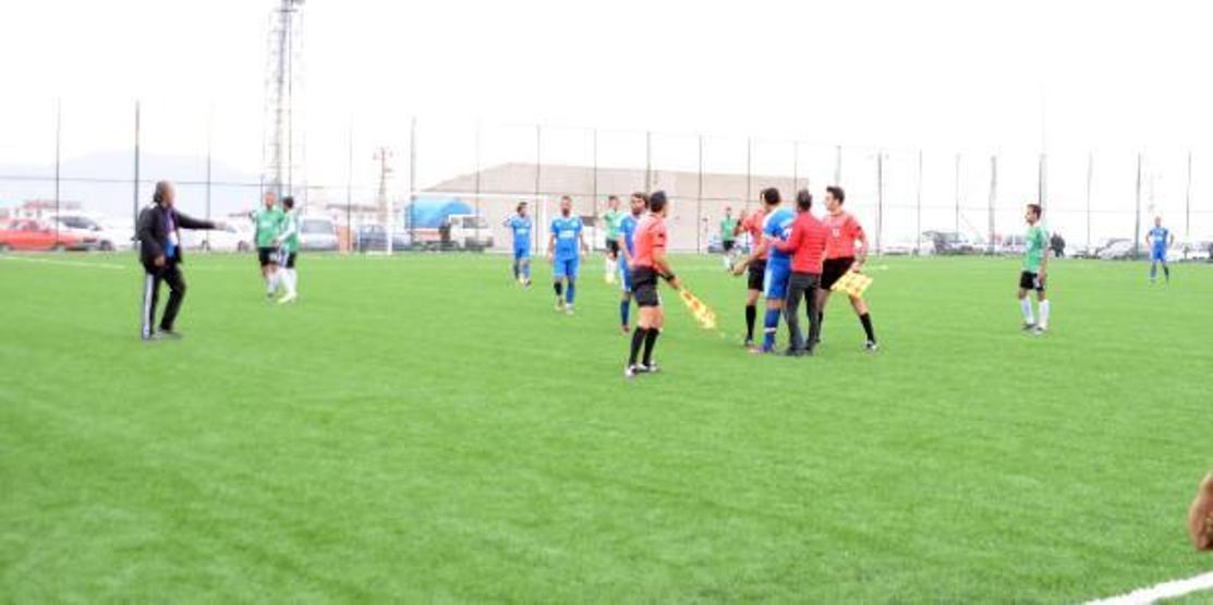 Kırmızı kartı gösteren hakeme kafa attı