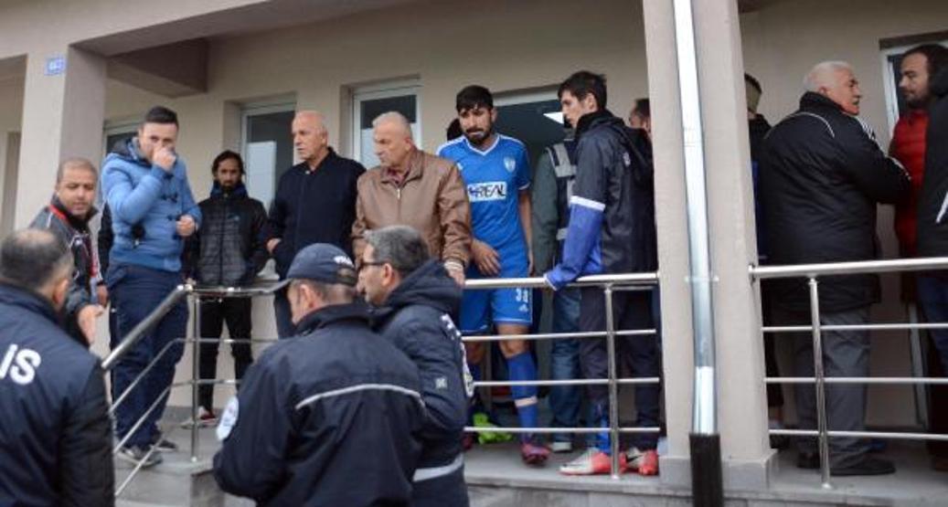 Kırmızı kartı gösteren hakeme kafa attı
