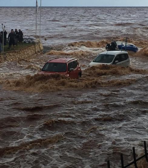 Son dakika... Mersinin Silifke ilçesinde sel... Araçlar sel sularına kapıldı
