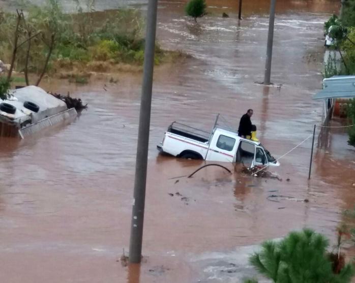 Son dakika... Mersinin Silifke ilçesinde sel... Araçlar sel sularına kapıldı
