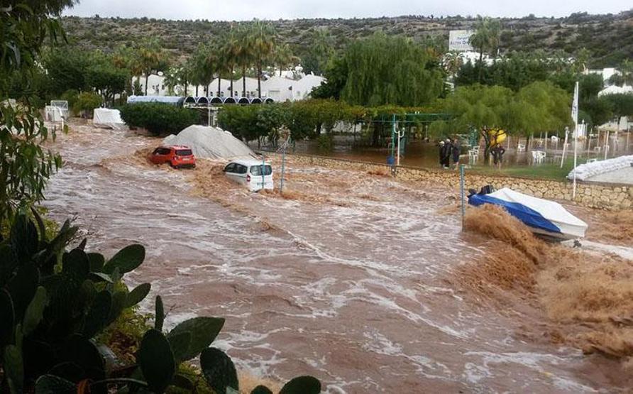 Son dakika... Mersinin Silifke ilçesinde sel... Araçlar sel sularına kapıldı