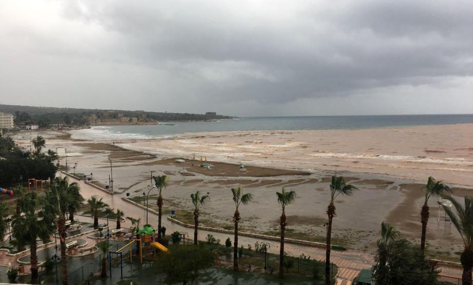 Son dakika... Mersinin Silifke ilçesinde sel... Araçlar sel sularına kapıldı